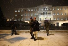 Η αλλαγή της Προεδρικής Φρουράς στο παγωμένο Σύνταγμα.