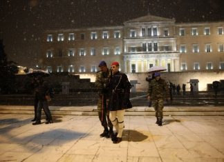 Η αλλαγή της Προεδρικής Φρουράς στο παγωμένο Σύνταγμα.