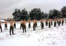 Έλληνες καταδρομείς στη Δράμα αψηφούν το χιόνι και γυμνάζονται γυμνοί.