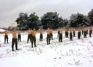 Έλληνες καταδρομείς στη Δράμα αψηφούν το χιόνι και γυμνάζονται γυμνοί.