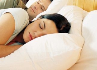 Τι κινδύνους κρύβουν οι πολλές ώρες ύπνου
