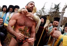 Ο γυμνασμένος κούκλος που έπιασε τον σταυρό στα Θεοφάνια, γδύνεται και αποκαλύπτεται