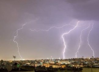 Με ισχυρές βροχές και καταιγίδες σήμερα Δευτέρα