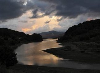 Με συννεφιά και βροχές η Πέμπτη