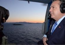 Στα Ίμια ο Πάνος Καμμένος – Έριξε στεφάνια στη μνήμη των τριών αξιωματικών