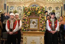 Λαμπρή υποδοχή της εικόνας της Παναγίας της Κοσμοσώτειρας στον Πειραιά