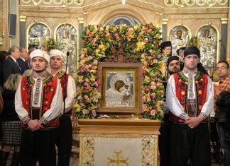 Λαμπρή υποδοχή της εικόνας της Παναγίας της Κοσμοσώτειρας στον Πειραιά