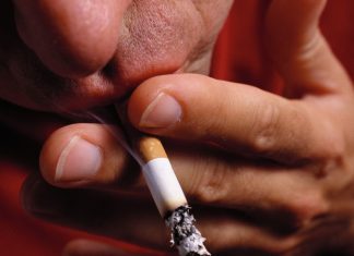 Πρόστιμα αλλά και πειθαρχικές ποινές σε δημοσίους υπαλλήλους που καπνίζουν