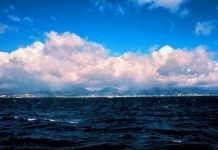 Συννεφιασμένη η Τρίτη με τοπικές βροχές και μποφόρ