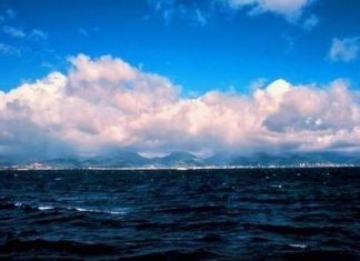 Συννεφιασμένη η Τρίτη με τοπικές βροχές και μποφόρ