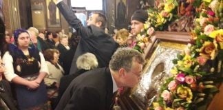 Στην υποδοχή της Ιεράς Εικόνας της «Παναγίας Κοσμοσώτειρας» στον Πειραιά ο Άκης Γεροντόπουλος