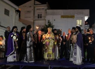 Ιερουργούντες την Προσκομιδή της Ανάστασης