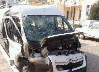 Όχημα με 14 μη νόμιμους μετανάστες και έναν Μολδαβό διακινητή ανετράπη στη Ροδόπη