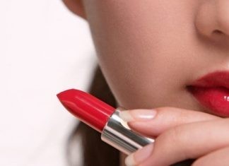 Το απόλυτο μυστικό για να μένει πάντα το κραγιόν στη θέση του!