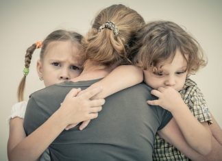 Μετά από το διαζύγιο η μητέρα μόνη με τα παιδιά-Τι συμβουλεύουν οι ειδικοί