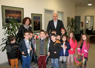 Κάλαντα του Λαζάρου και «λαζαράκια» στον Περιφερειάρχη ΑΜΘ από τους μαθητές του 1ου Νηπιαγωγείου Κομοτηνής
