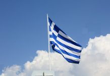 Δεκανέας στην Αλεξανδρούπολη σκαρφάλωσε στον ιστό της σημαίας για να την ξεμπερδέψει!!