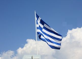 Δεκανέας στην Αλεξανδρούπολη σκαρφάλωσε στον ιστό της σημαίας για να την ξεμπερδέψει!!