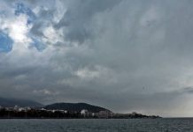Με συννεφιά, βροχές και πτώση της θερμοκρασίας η Δευτέρα