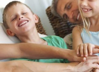 Παγκόσμια Ημέρα Γέλιου: 7 τρόποι να γελάσεις με το παιδί σου