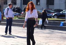 Φαρδιά παντελόνια: Οι top συνδυασμοί για το καλοκαίρι