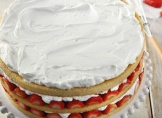 Πεντανόστιμη σπιτική τούρτα με φράουλες!