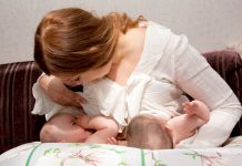Έχεις δίδυμα; Τα tips για τον θηλασμό που θα σου λύσουν τα χέρια