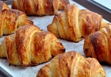 Συνταγή για σπιτικά μίνι κρουασανάκια με 2 υλικά!