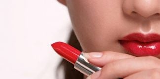 Μαγικά τρικς για να διατηρήσεις το κραγιόν σου λαμπερό!