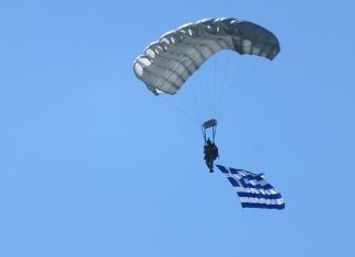 Επίδειξη αλμάτων αλεξιπτωτιστών στο αεροδρόμιο Δημόκριτος της Αλεξανδρούπολης