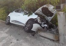 Αυτοκίνητο συγκρούστημε με τοιχίο στον Προβατώνα