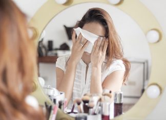 Χρησιμοποιείς μαντηλάκια ντεμακιγιάζ; Οι ειδικοί προειδοποιούν!