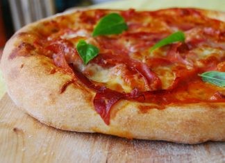 Συνταγή για την πιο εύκολη ζύμη πίτσας για παιδιά με 4 υλικά