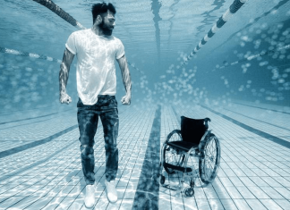 Έλληνας παραολυμπιονίκης φωτογραφίζεται μέσα σε πισίνα και μας στέλνει ένα μήνυμα