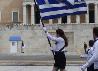 Με κλήρωση η επιλογή των σημαιοφόρων- Καταργείται το κριτήριο της επίδοσης των μαθητών