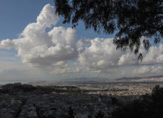 Με συννεφιά και τοπικές βροχές η Πέμπτη – «Αγριεύει» από Παρασκευή ο καιρός