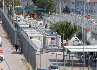 Ελλάδα: Συνεργασία με ευρωπαϊκές χώρες για δημιουργία κέντρων επιστροφής μεταναστών εκτός ΕΕ