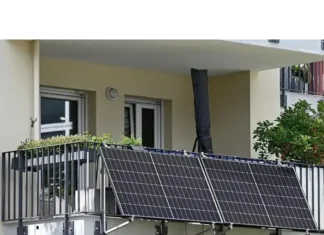 Plug-in φωτοβολταϊκά: Η Βρετανία φέρνει λύση για φθηνότερο ρεύμα στα σπίτια