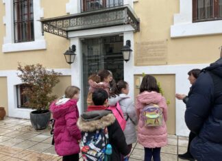 Αλεξανδρούπολη: Μαθητές του Δημοτικού Άβαντα ζωντάνεψαν το «Κοριτσάκι με τα σπίρτα» στη Δημοτική Βιβλιοθήκη