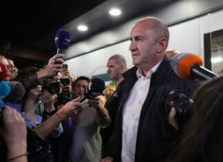 Εκλογές στη Βουλγαρία: Αυτοδυναμία για τον φιλορώσο Ρούμεν Ράντεφ – Στη δεύτερη θέση ο Μπορίσοφ