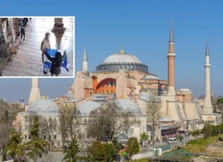 Ποινή 10 μηνών με αναστολή στους δύο Έλληνες για τη σημαία στην Αγια-Σοφιά