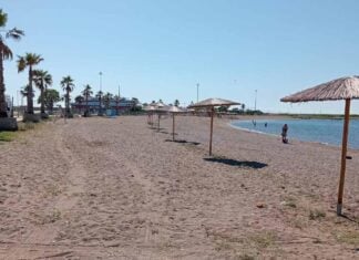 Νέες κοινόχρηστες ομπρέλες στην παραλία κάτω από τον Φάρο Αλεξανδρούπολης