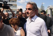 Στο Ιπποκράτειο Θεσσαλονίκης ο Κυριάκος Μητσοτάκης για τους τραυματίες από τα γκαζάκια: «Θα βρούμε αυτούς που διέπραξαν αυτή την άθλια ενέργεια»
